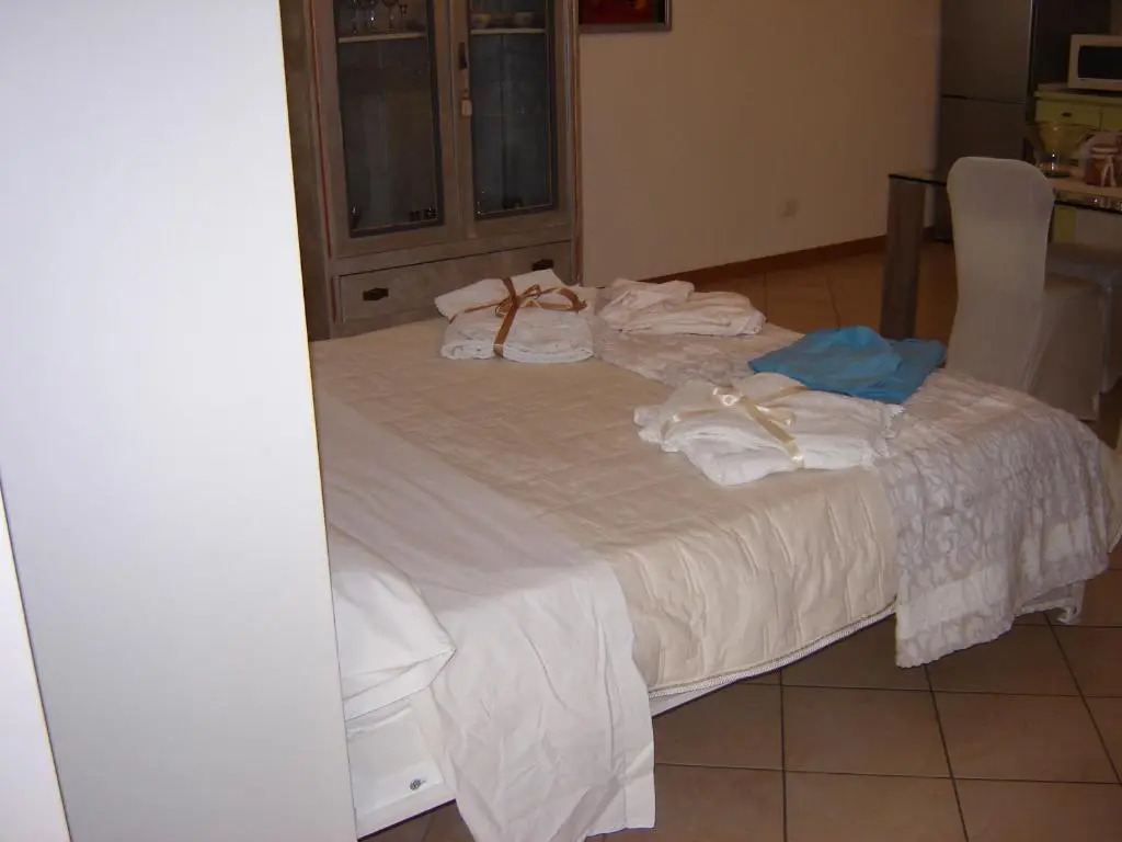 CASA DEL SOLE APPARTAMENTO N° 2 WHITE AND GOLD ROOM