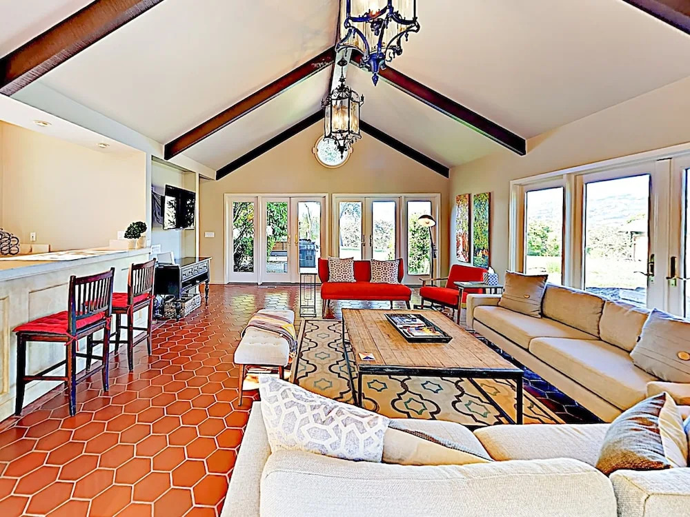 Spacious 6br Vineyard  - Pool & Valley Views 6 Bedroom Home