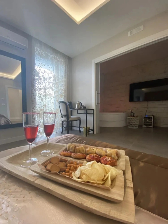 8 Rooms Hotel