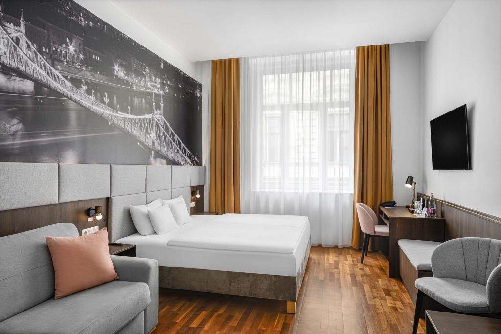 12 Revay Hotel