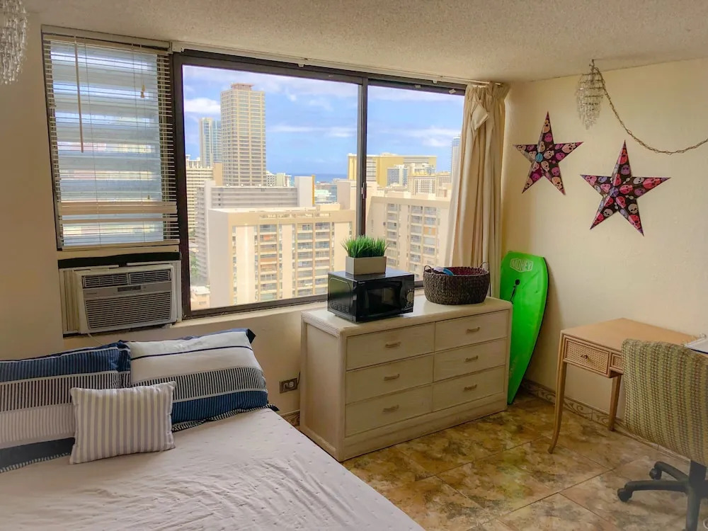 Bright & Breezy Waikiki Studio