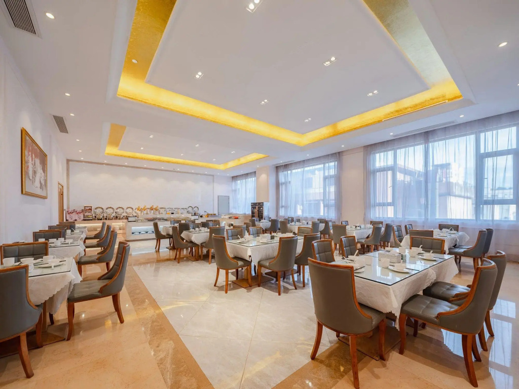 Vienna International Hotel Qishi Center Branch in Dongguan, Guangdong.