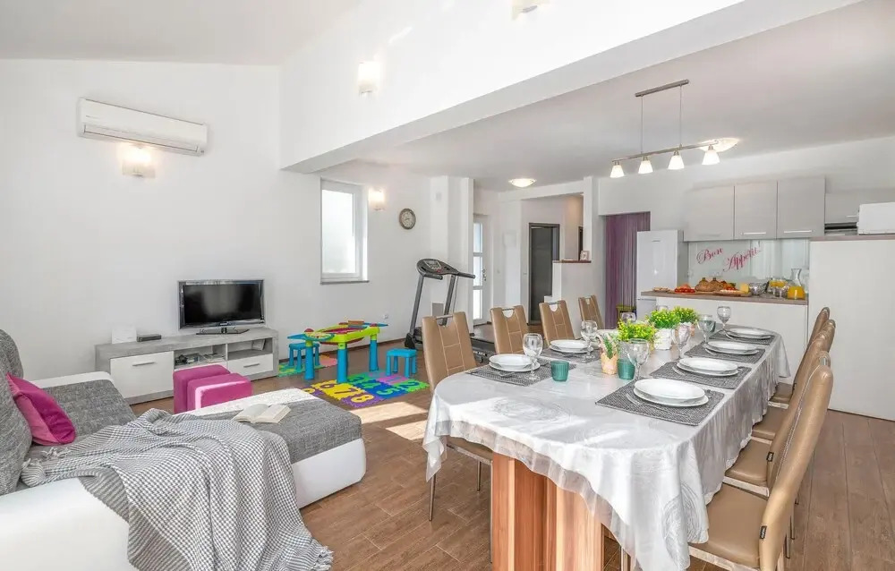 Nice Home in Valtura with Hot Tub & 4 Bedrooms