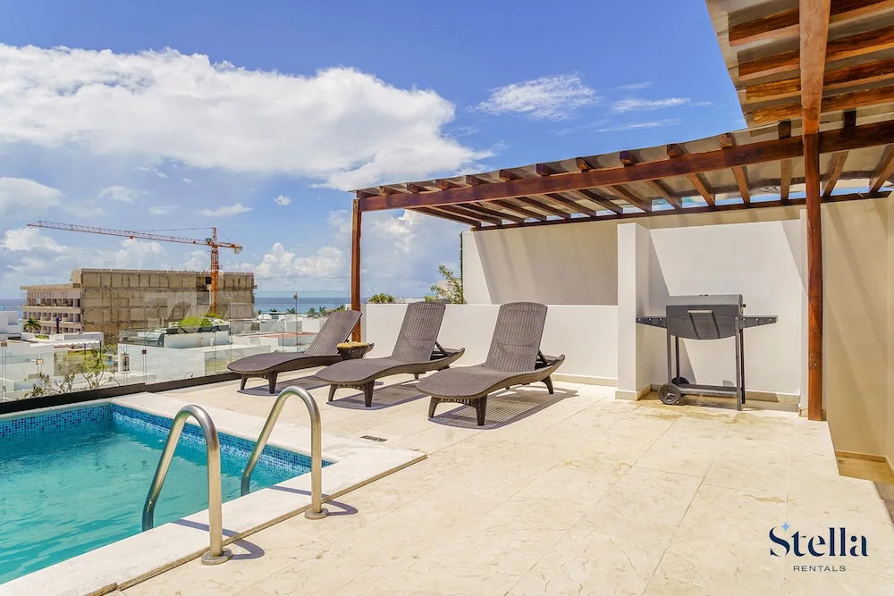 Grand Oceanview Condo with Rooftop Pools