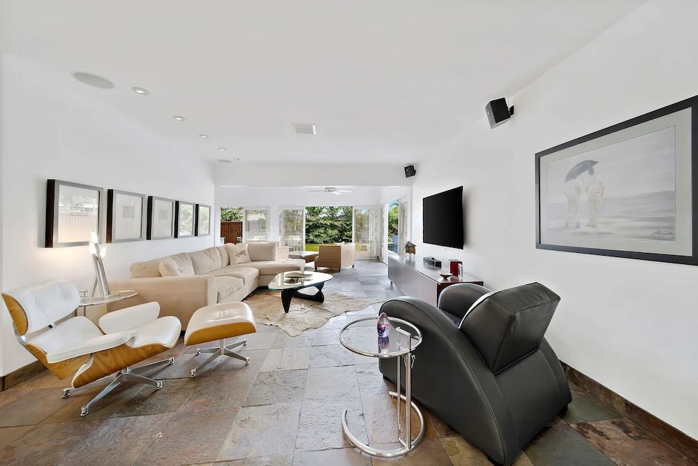 Upscale Modern Beach W/ Saltwater Pool 3 Bedroom Home