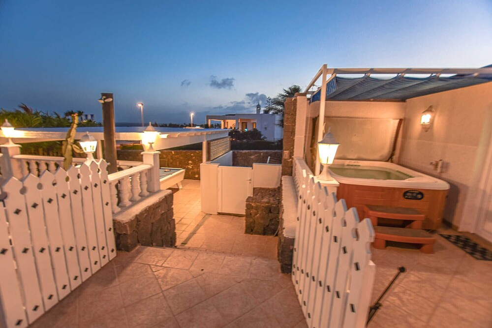 Casa Flamingo - LH106 By Villas Now Ltd