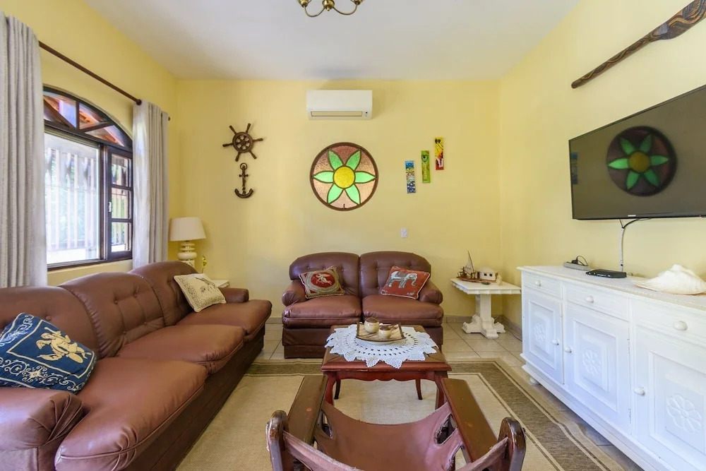 Casa com piscina aquecida a 100m da praia Maresias