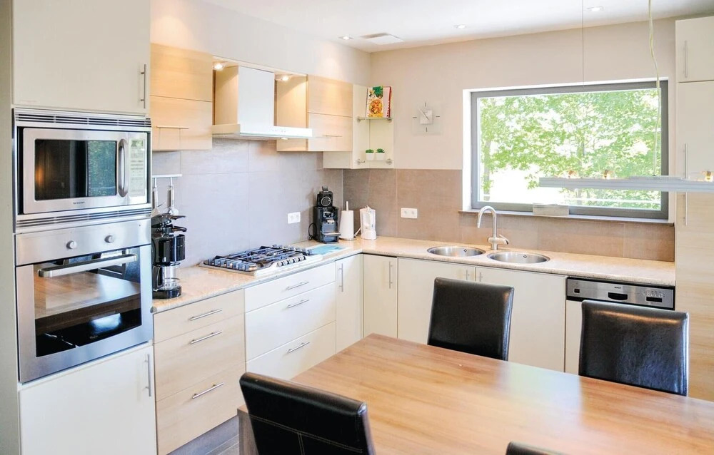Nice Home in Somme-leuze With 5 Bedrooms and Wifi