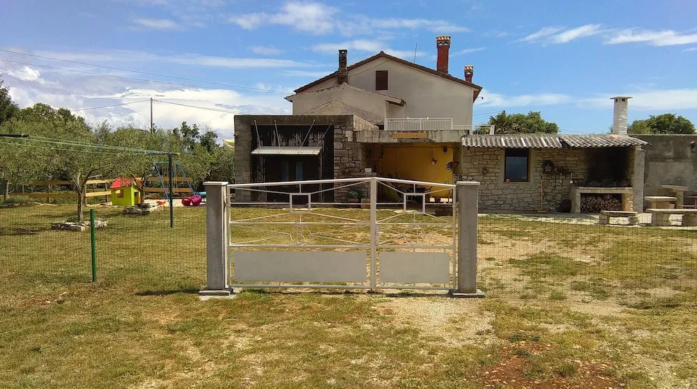 House for Families and Pets Welcome