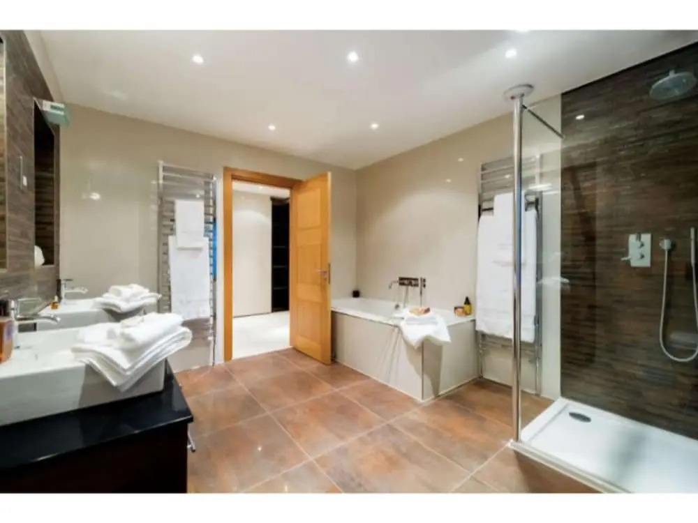 Luxury 6 Bedroom House for 12, With Parking