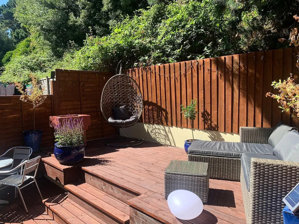 Beach Front 2-bed Apartment With Deck & BBQ