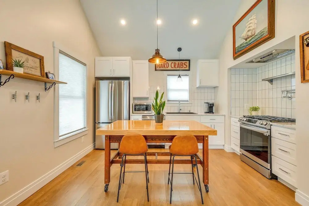 Modern Solomons Cottage Rental - Walk to Island!