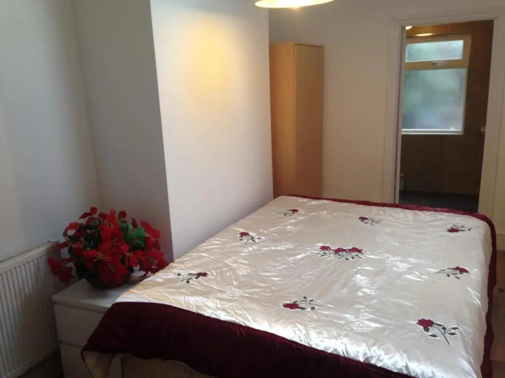 Arsenal 123 close to Emirates stadium direct Eurostar Heathrow-free parking