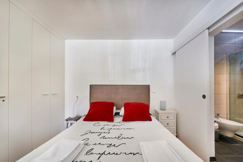 Renovated Charming Apartment, By TimeCooler