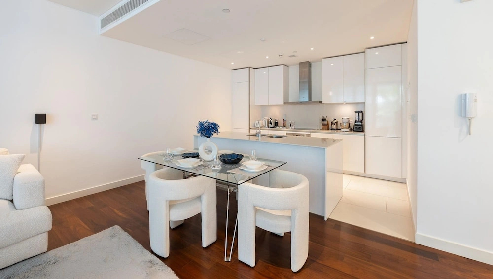 Trendy City Walk Living w Pool View Balcony