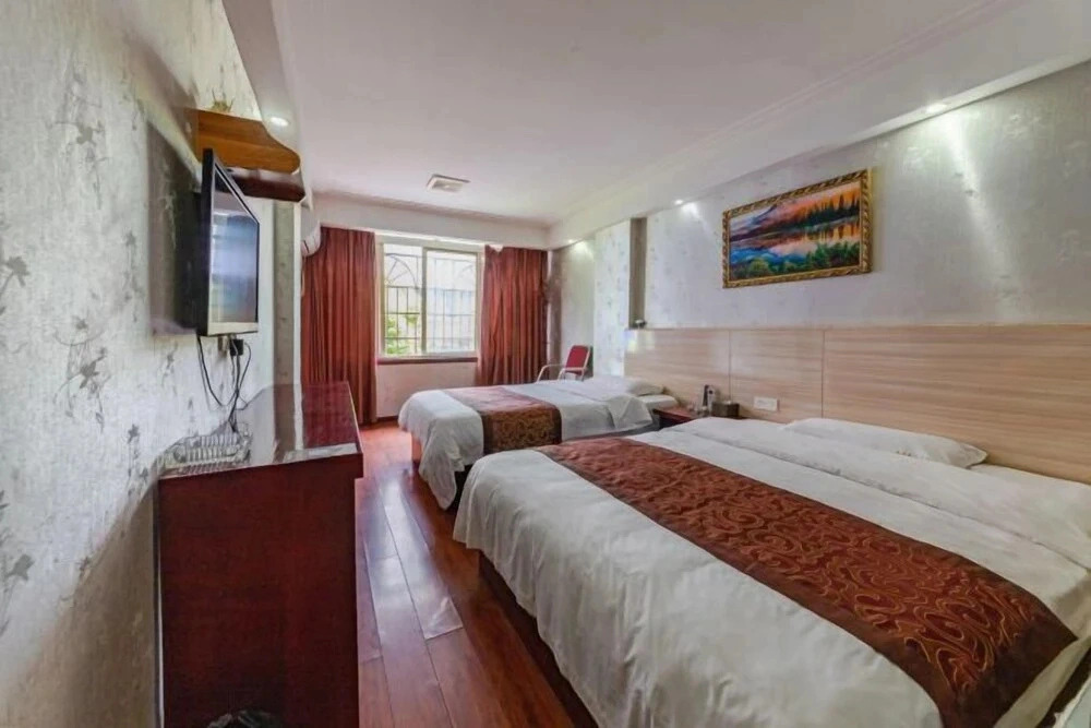 Qinhuang Business Hotel