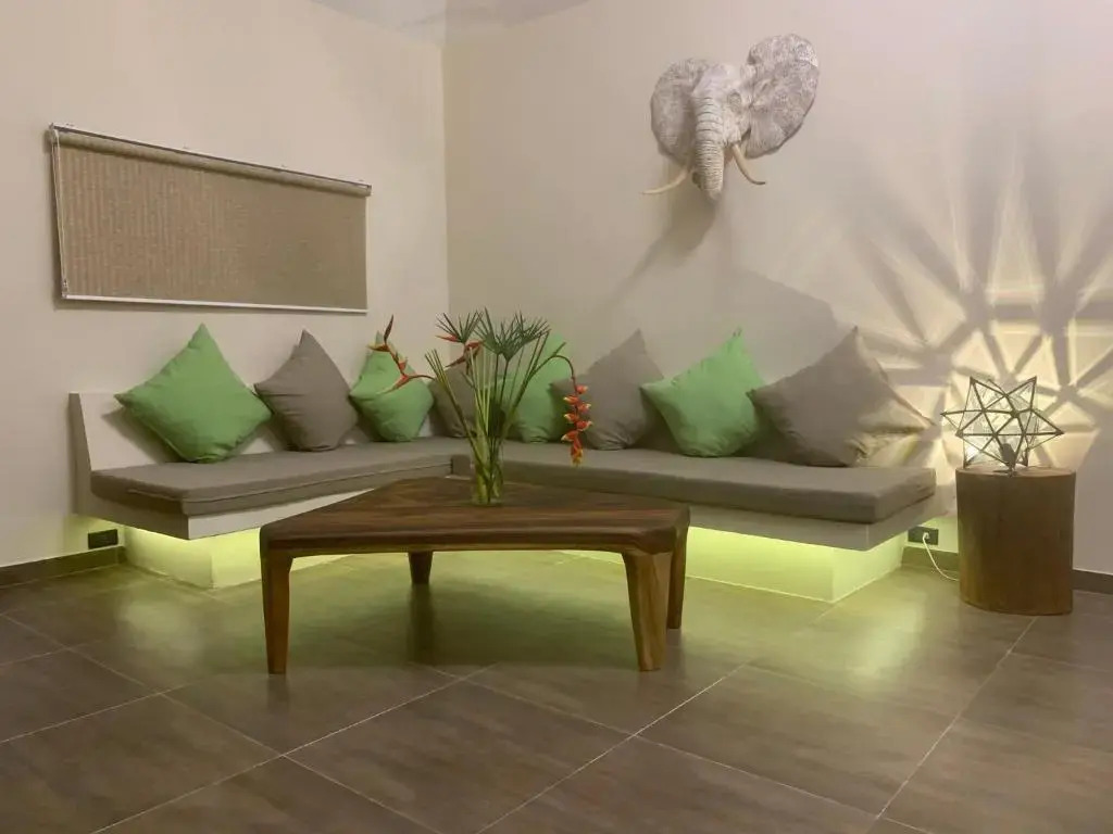 Baan Bai Mai, 2 villas, 8 bedrooms for 16 guests
