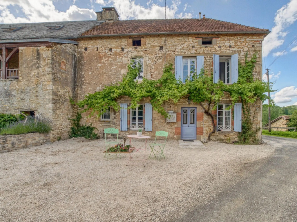 Alluring Holiday Home in Dégagnac with Heated Pool