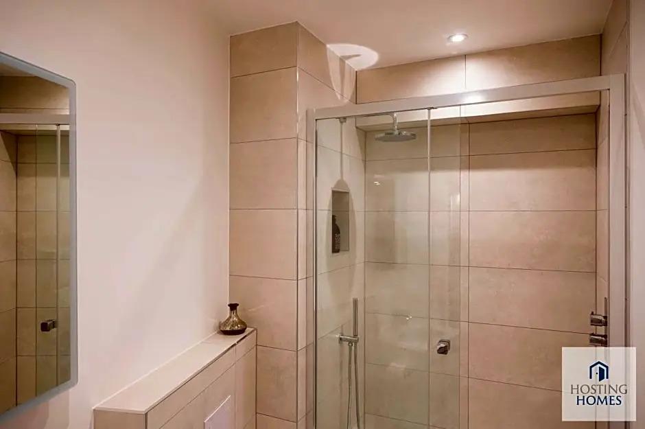 Modern Queen Street Apartment In The Heart Of Town 5