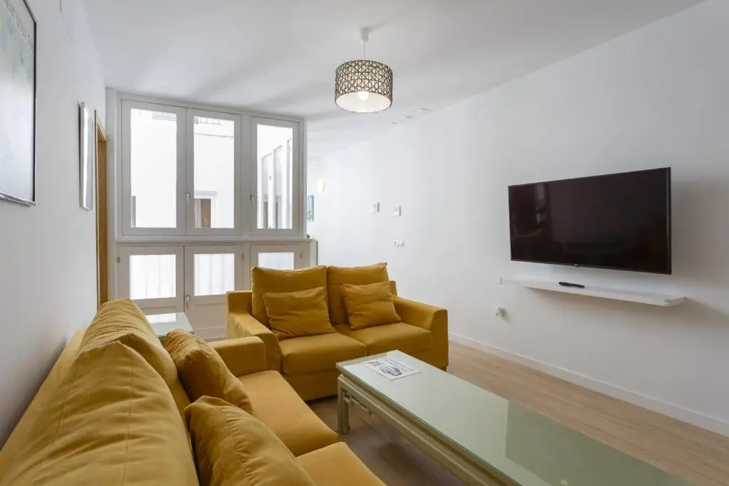 COLON15 Family Home by Cadiz4Rentals