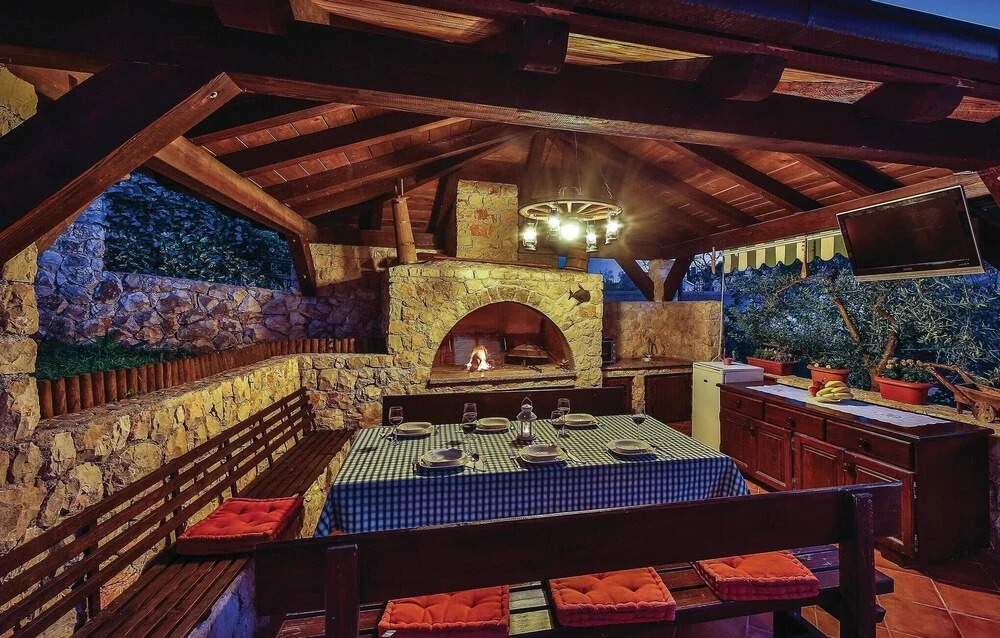 Amazing Home in Okrug Gornji With Wifi and 4 Bedrooms