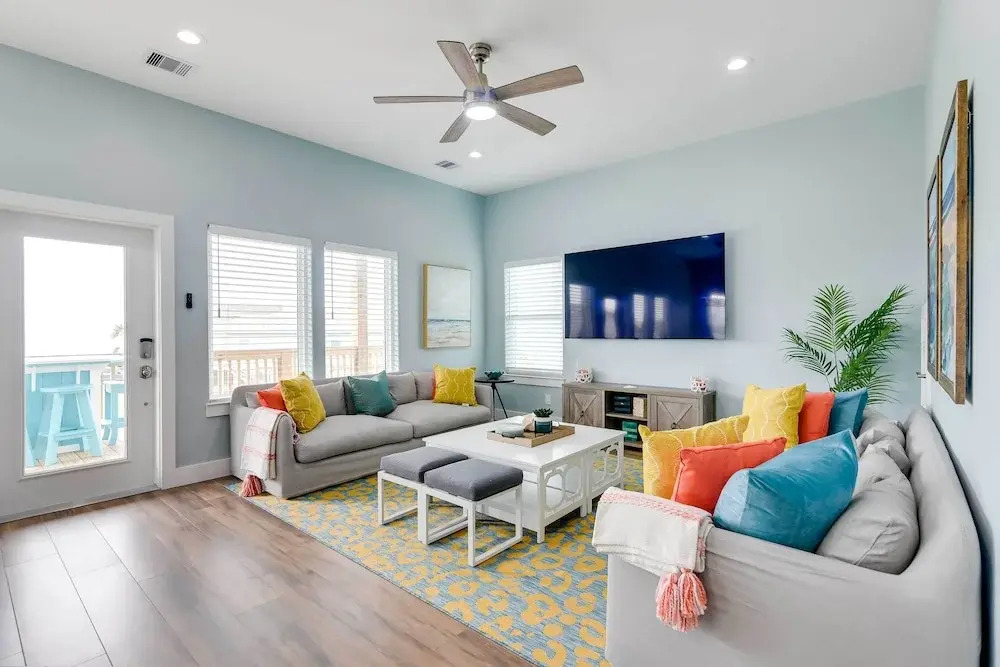 Steps to Coast! Beach Home w/ 2 Decks in Galveston