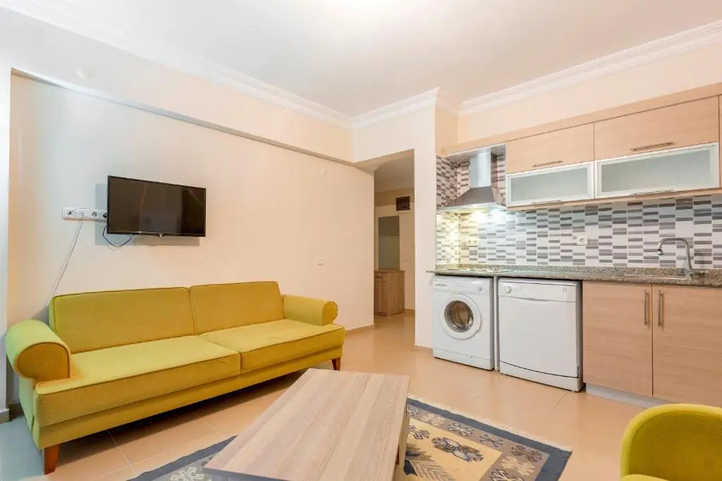WEEKLY rent of 2+1 apartment 250 m from the sea and in center of all need/Alanyas