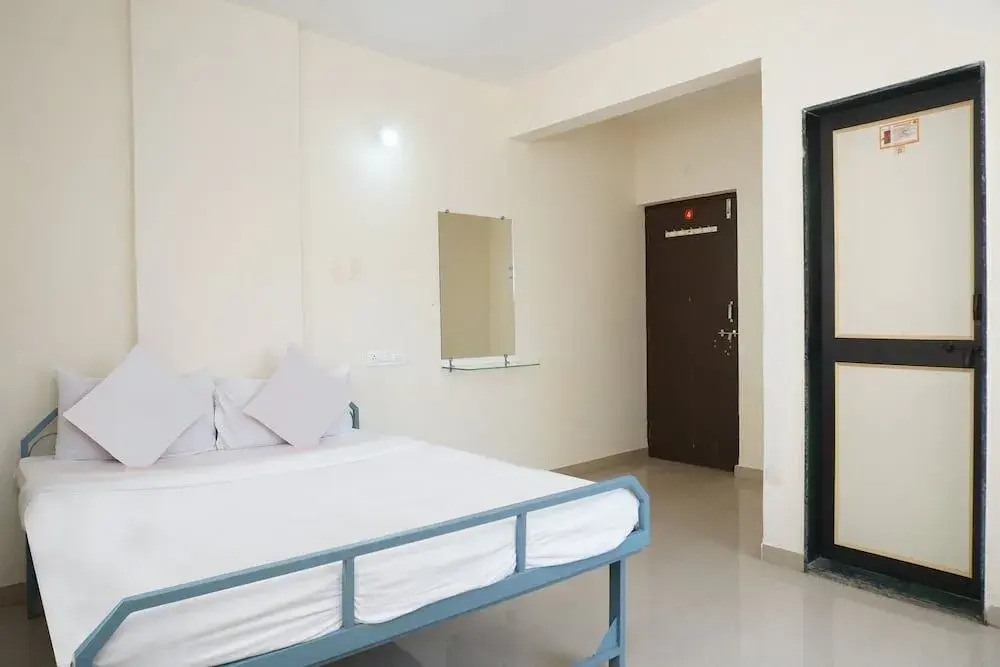 Sai Sidhi Lodge by OYO Rooms
