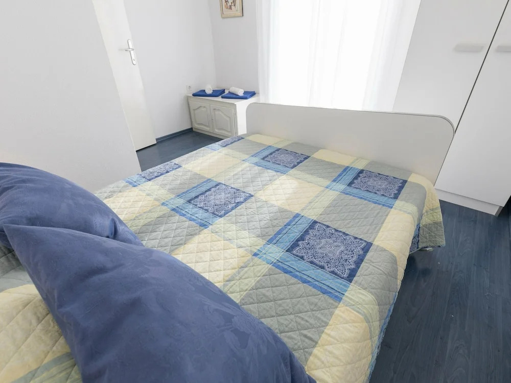 Lovely 4 Bedroom Apartment with Beautiful Garden And Terrace, 50m From the Beach