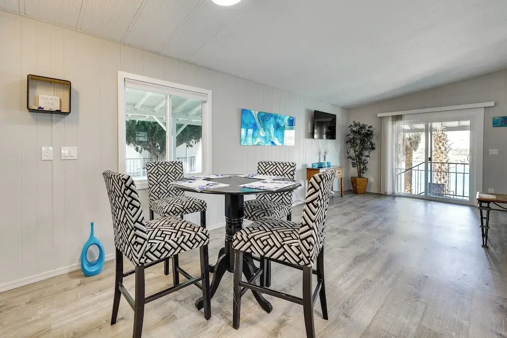 Colorado River Views: Waterfront Bullhead Home