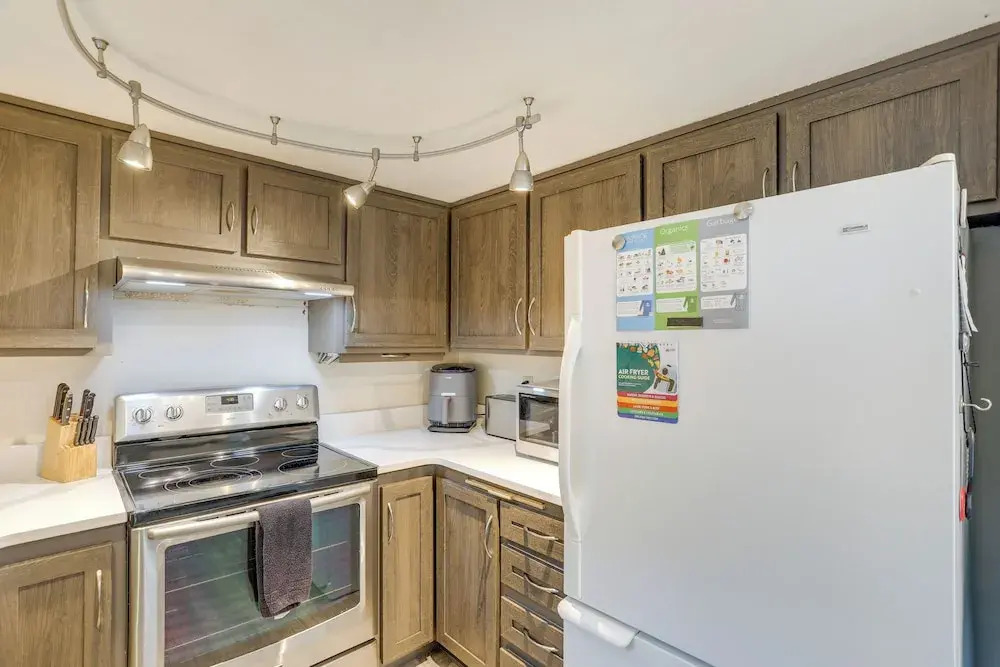Pet-friendly Sammamish Home w/ Deck ~ 3 Mi to Lake