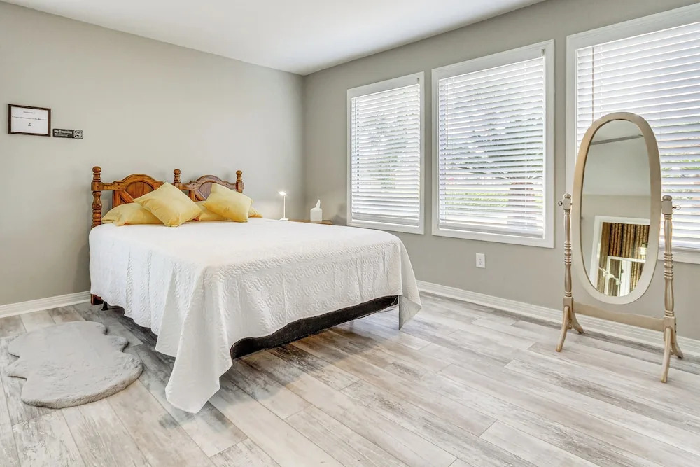 Pensacola Home w/ Screened Porch: 10 Mi to Beach!