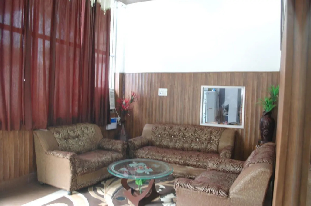 OYO 6370 Hotel Golden Woods