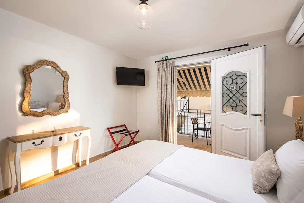 Thomatos Apartments Lourdas Beach