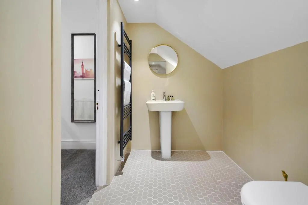 5 Bedroom House with Free Parking, Garden, Super Fast Wifi, Smart TVs with Virgin TV and Netflix by Yoko Property