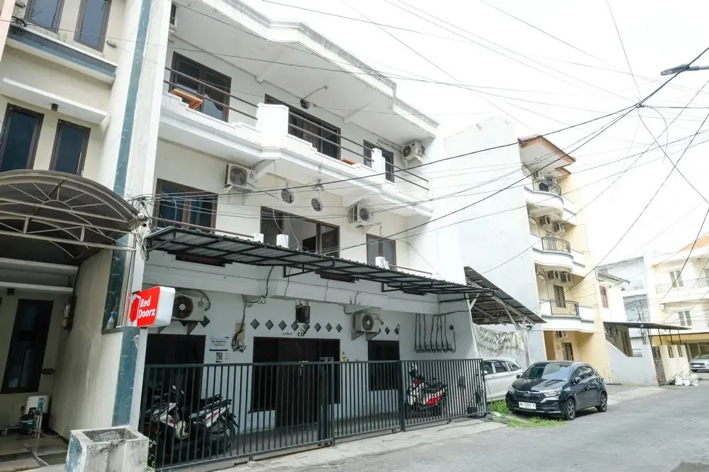 RedDoorz Padang Pasir near Petra University Surabaya