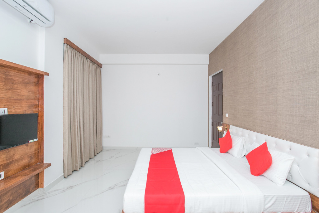 Pinewood Premium Suites by OYOY Rooms