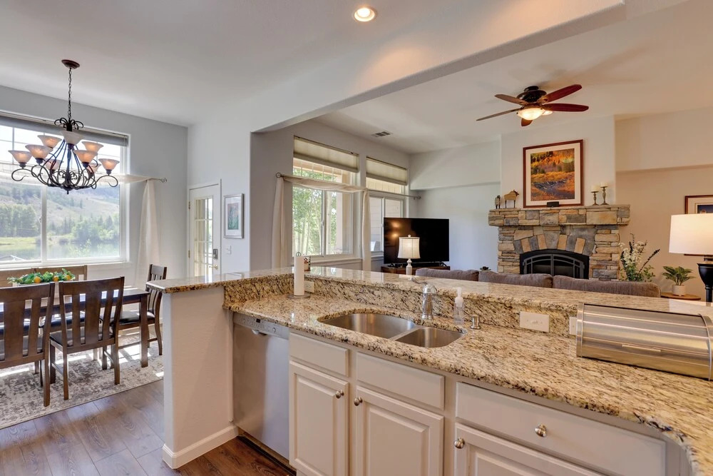 Stunning Mtn Views & Hot Tub: Silverthorne Retreat