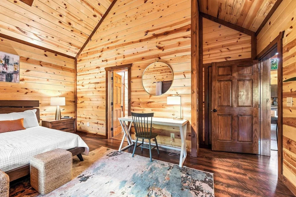 Smokeys Paradise by Avantstay Sleeps 22 + Pool