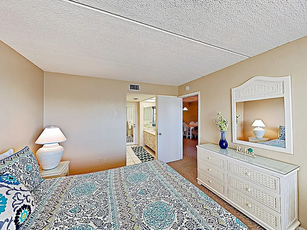New Listing! Isle Gem: Pools, Spa - 2 Mins to Sand condo