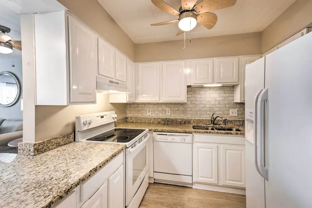 Sunny Destin Condo w/ Pool & Beach Access!