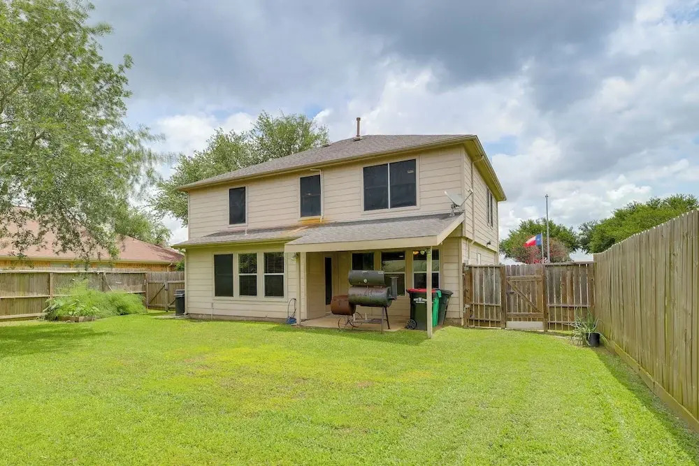 7 Mi to Downtown Baytown: Spacious Home w/ Yard