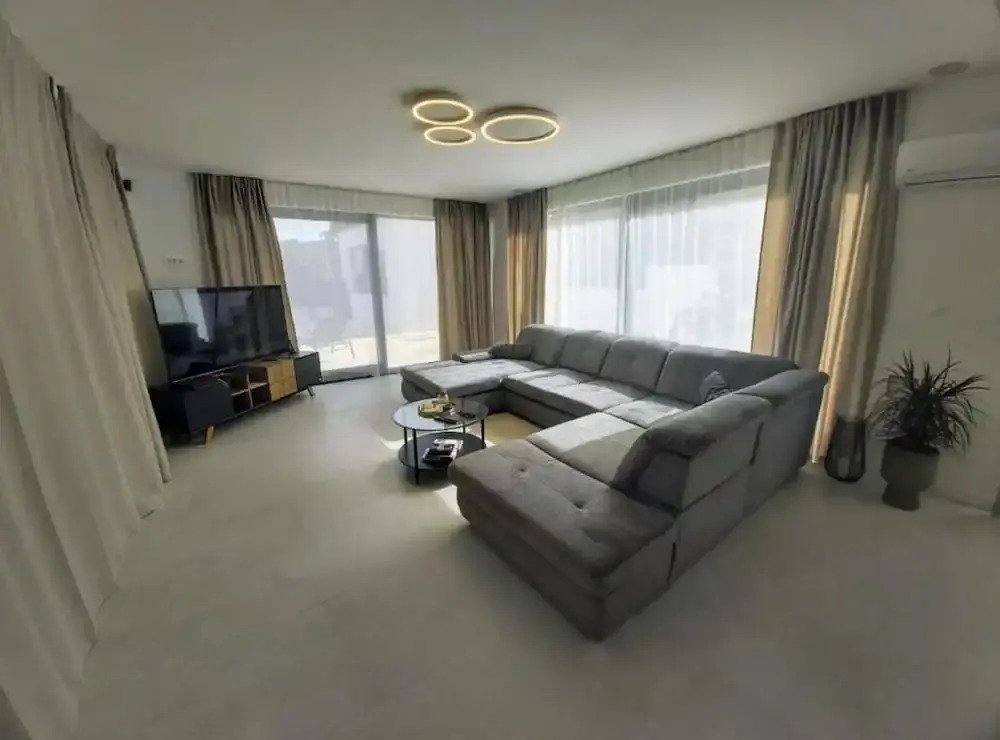 Sunset Villa Aves with Pool, Gym and Sauna