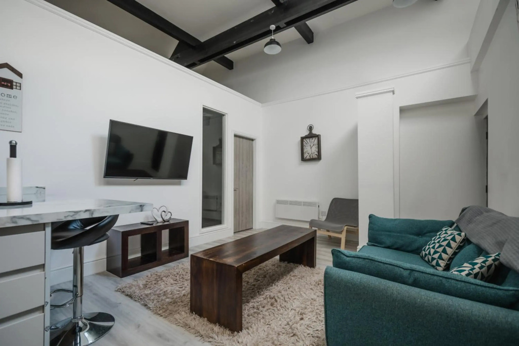 Hullidays-Theatre Hideout Apartment