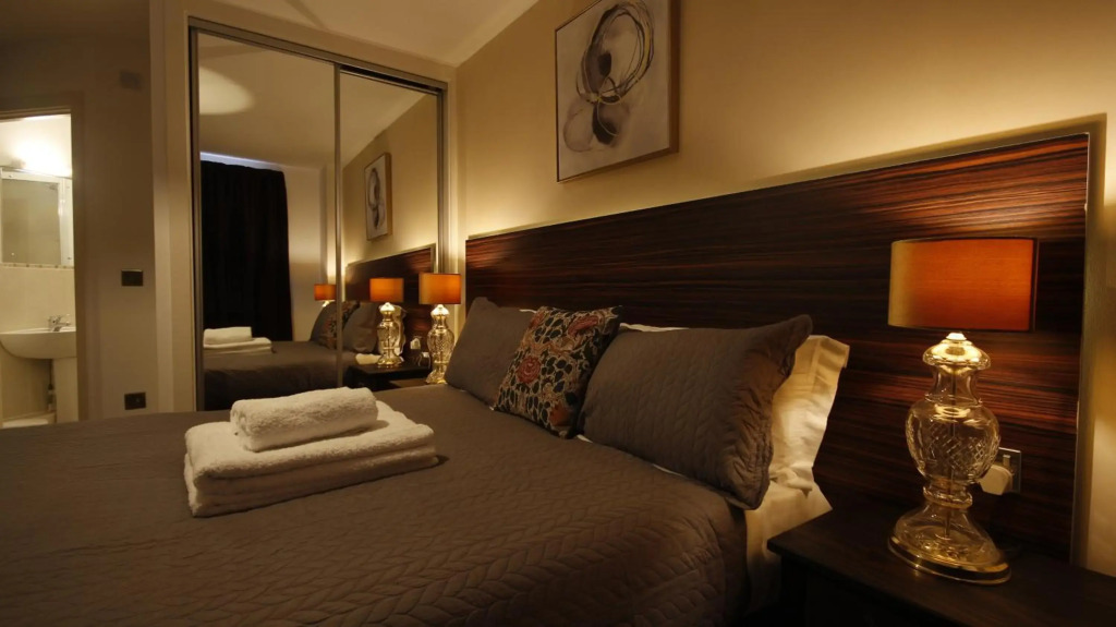 Splendid High Street 2 BR Apartment - King Bed - Wise Stays