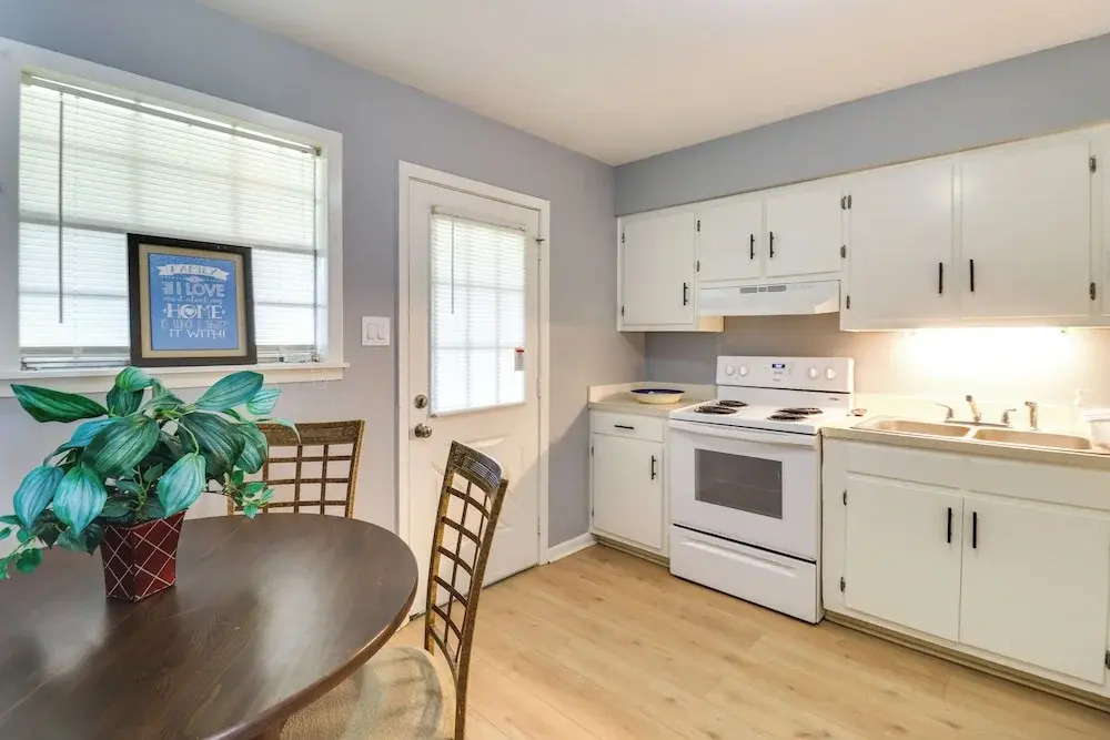Walk to Eats & Entertainment: Home in Brookhaven