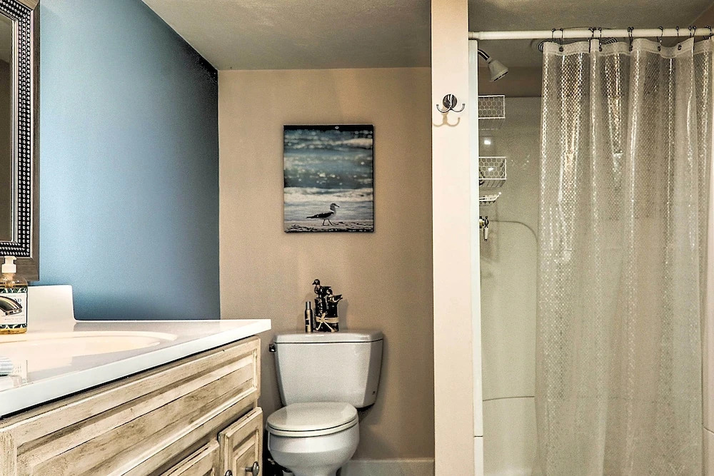 3 Mi to Bourne Scenic Park: Quaint Cape Cod Apt