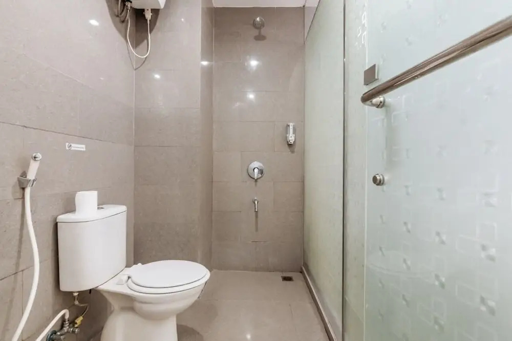 RedDoorz Plus near Mall Taman Anggrek 2