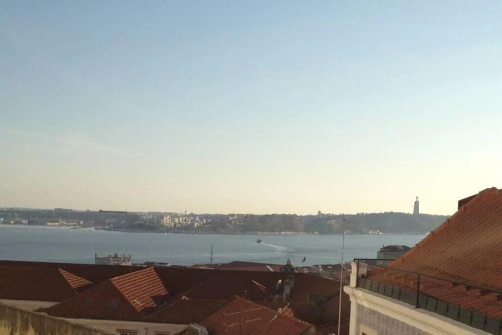 ALTIDO Spacious new 1-bed Apt w/ stunning view, 2mins from St George Castle viewpoint