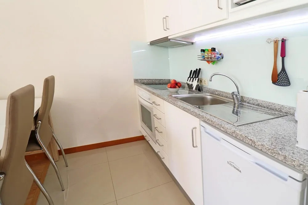 Studio in Esposende, With Wonderful Lake View, Pool Access, Enclosed G